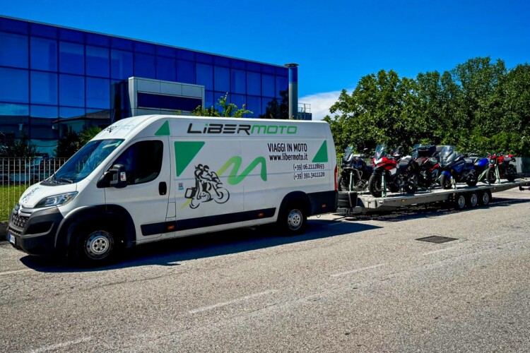 Un furgone di Libermoto con un rimorchio attrezzato per trasportare le moto nei viaggi Fly and Ride