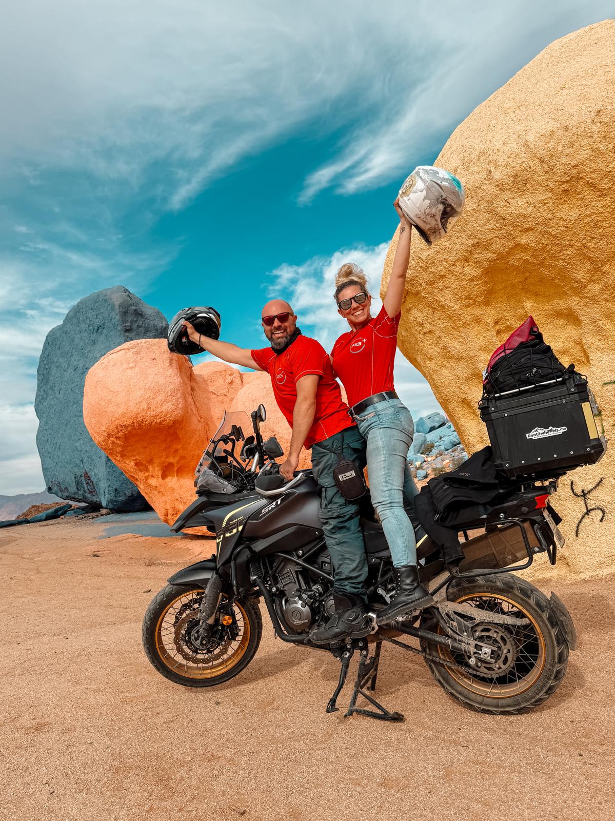 Emanuele e Valentina di Motoindue in uno dei loro viaggi in moto mentre indosssano intimo tecnico AG+