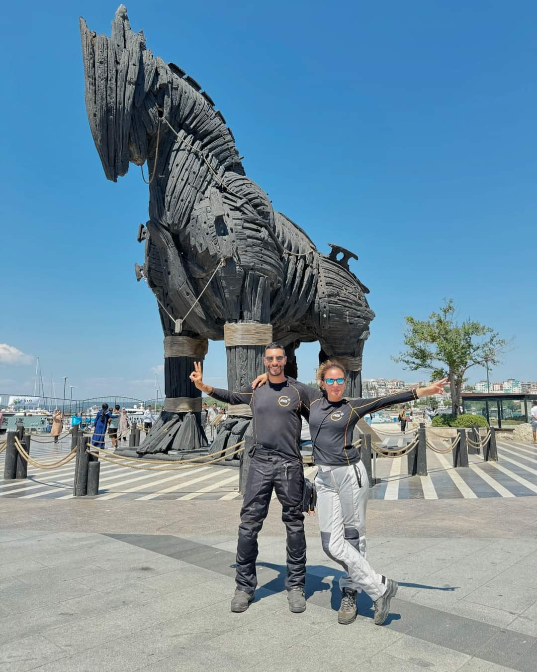 Coppia in viaggio in moto, indossando i capi di AG+